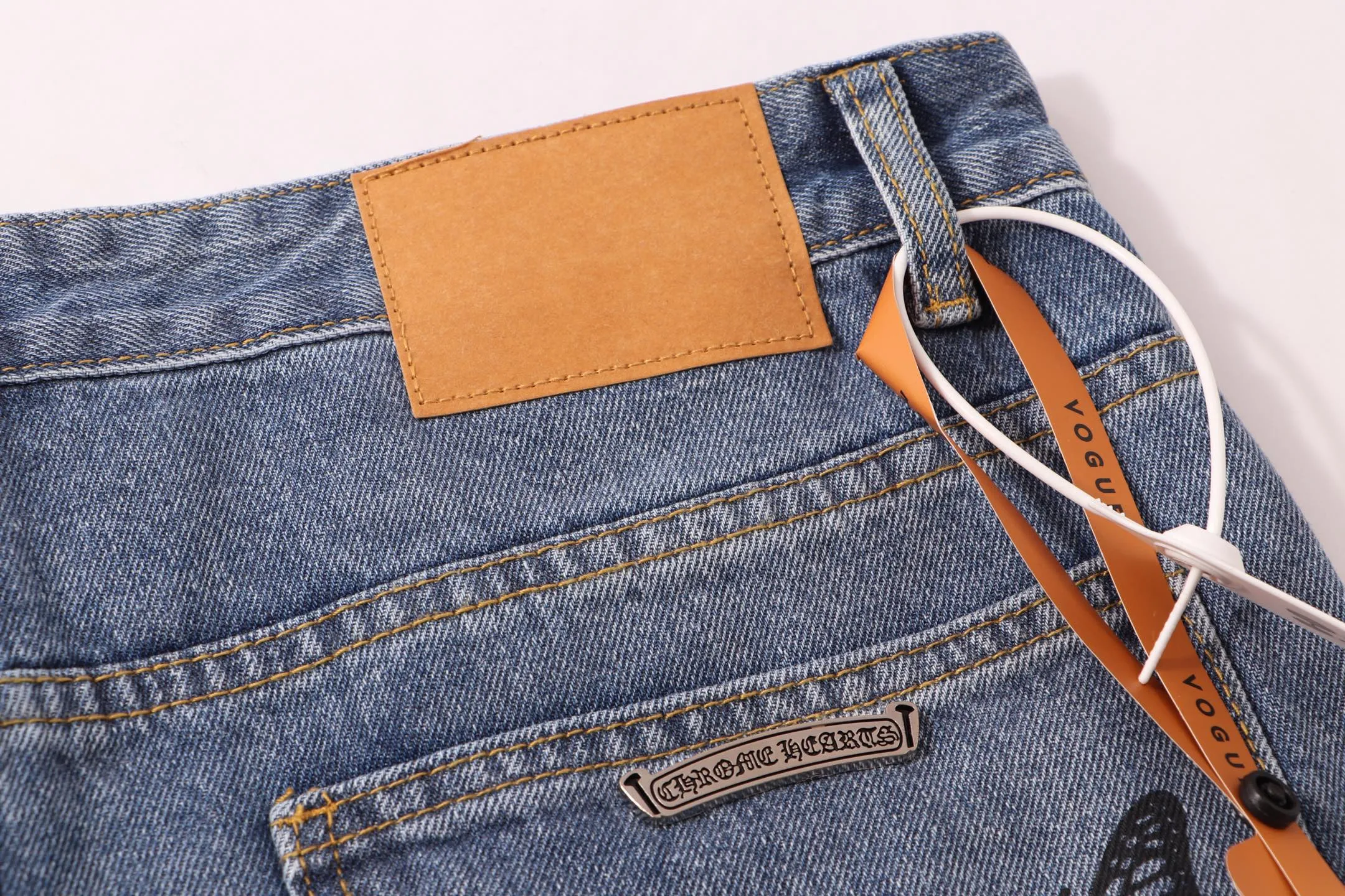 P240 Style No.: H96 Croxin & 𝐂𝐡𝐫𝐨𝐦𝐞 𝐇𝐞𝐚𝐫𝐭 Pingtai SS25 blue butterfly print jeans. Styles with different wash textures are very friendly to people with thin legs. The slightly flared version perfectly modifies the leg shape. The timeless and moderate length makes it easy to match and match. It is the basis for various styles and is a must-have in your wardrobe! The fabric is stiff but also makes the upper body soft without losing texture. The washing process is even more perfect. It is a must-have item for everyone! ! ! Washed wheat, hang tag, pants label, three labels complete Color: blue Size: 28-30-32-34